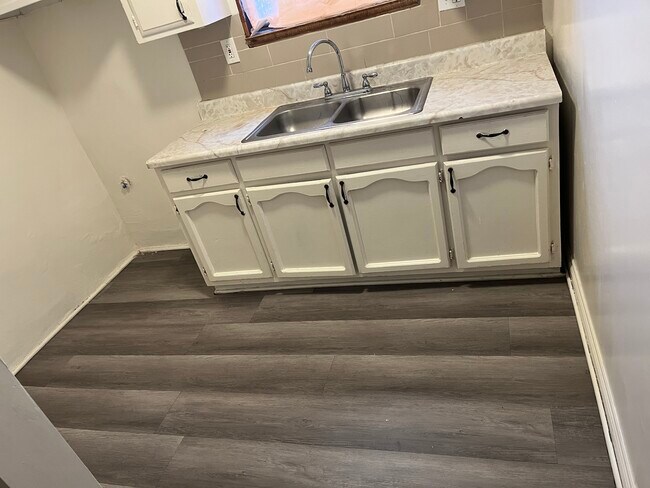 Foto del edificio - 928 S Ford Blvd