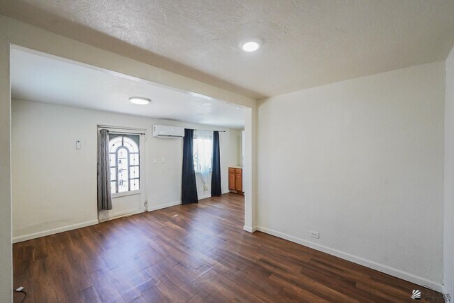 Foto del edificio - 1181 W 8th Pl
