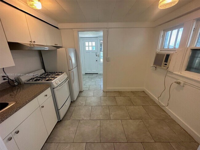 Foto del edificio - 225 NE 56th St