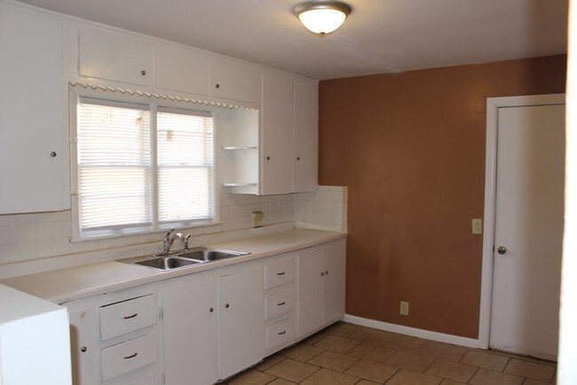 Building Photo - Cute and ready for move-in!