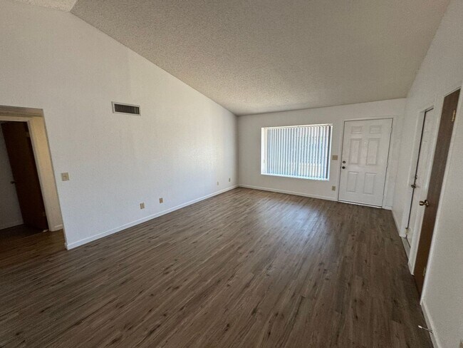Foto del edificio - 2352 E Carmel Ave