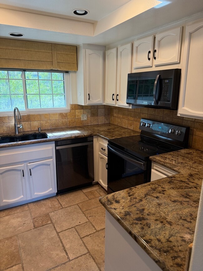 Building Photo - 16376 Avenida Venusto