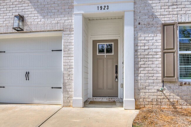 Building Photo - 1923 Avenel Ln