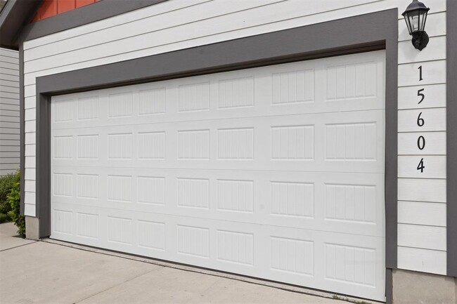 Building Photo - 15604 Ellinger Dr