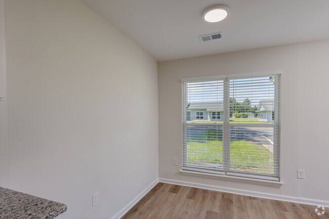 1BR, 1BA - 650SF - Dining Room - Residence at Winyah Bay