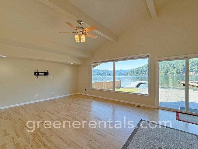 Foto del edificio - Waterfront Rambler on Summit Lake