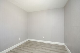 Building Photo - 8127 Colonial Ln