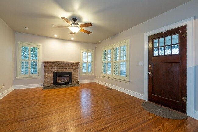 Foto del edificio - Beautiful 2 bed/2 bath House by Cherry Str...