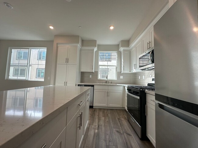 Building Photo - 2 BEDROOM HOME FOR LEASING IN Pomona