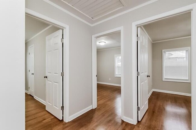 Building Photo - Renovated Home! Great Location!