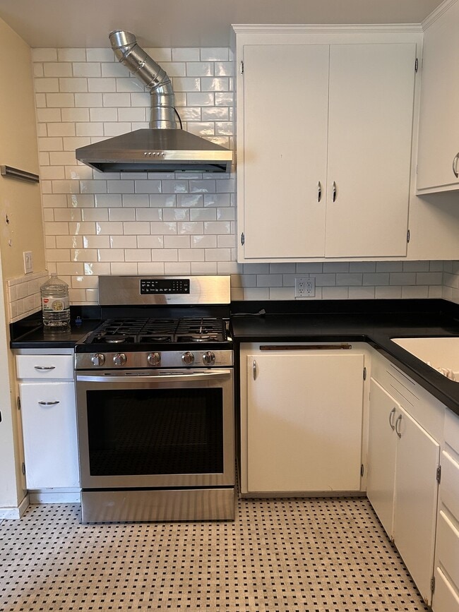 Foto del edificio - 1705 Elmcrest Dr