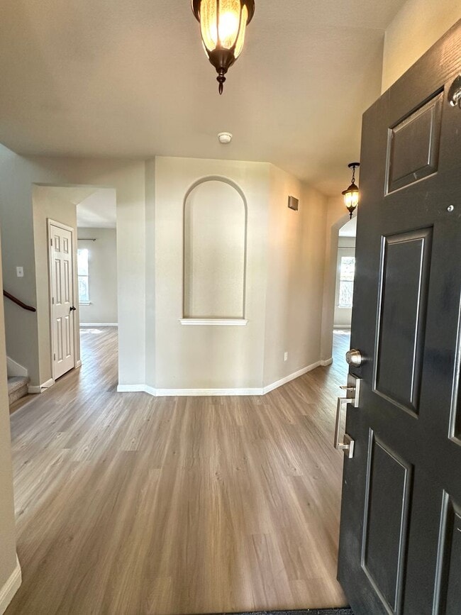 Building Photo - Stunning 4-Bedroom Home in the Desirable S...