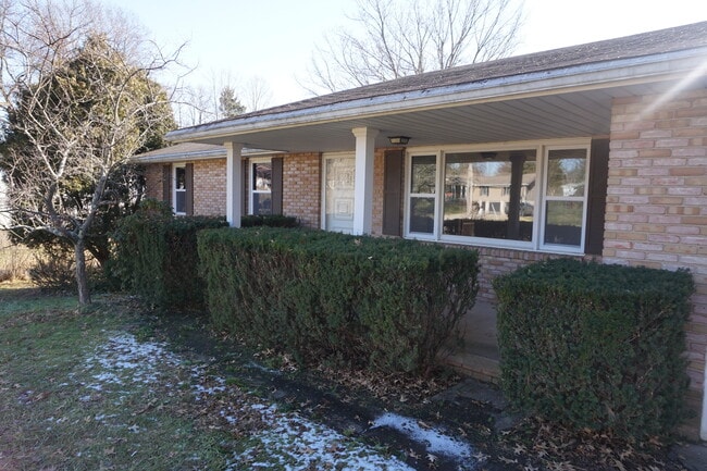 Building Photo - 641 Orchard Dr W