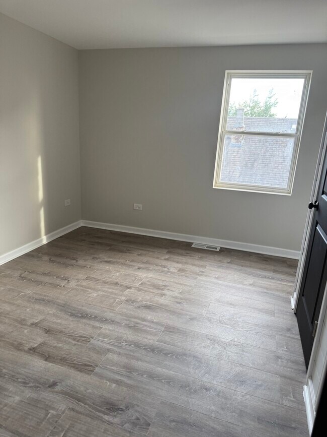 Building Photo - 5910 S Michigan Ave