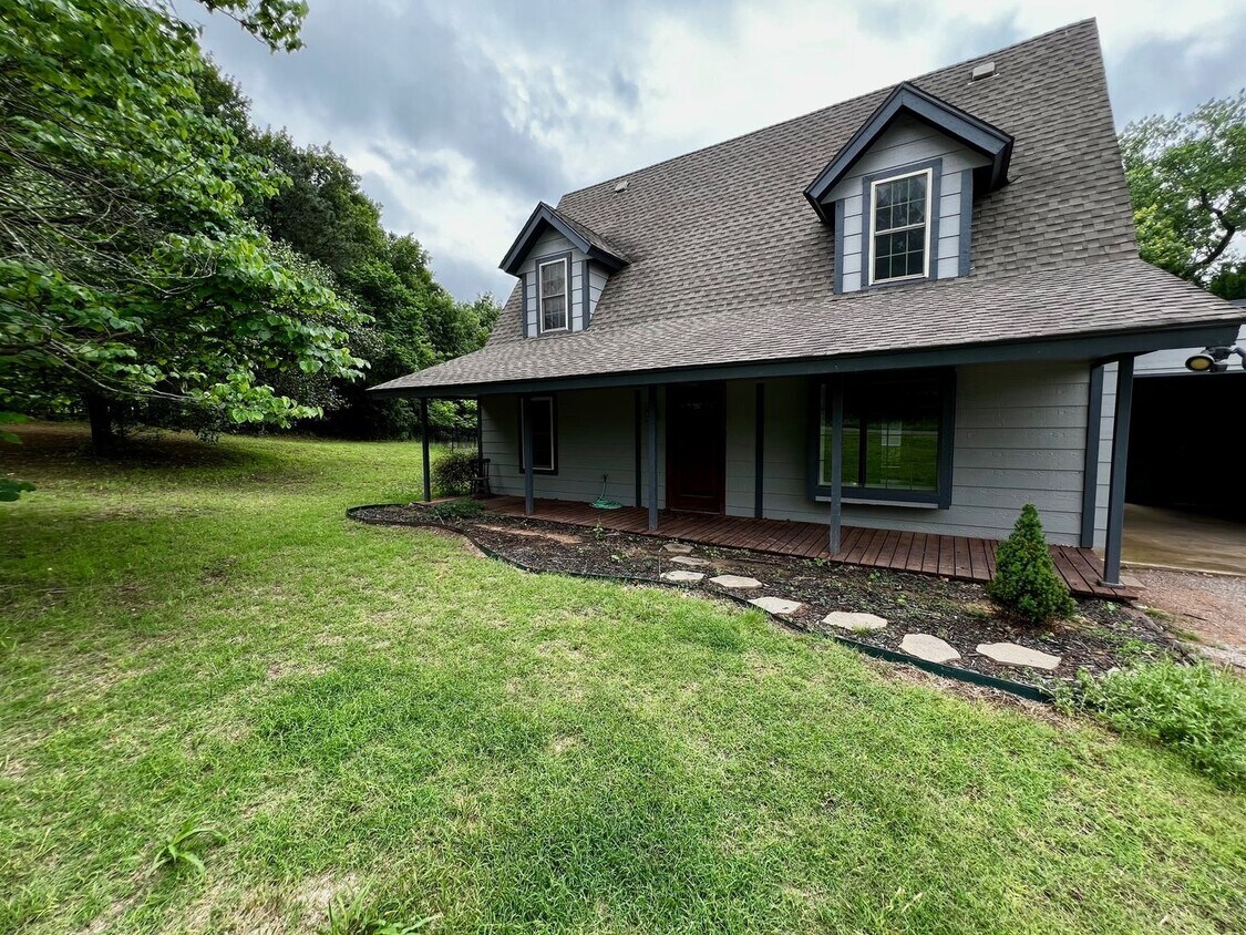 Primary Photo - Country & Lake Living All-In-One