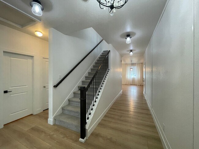 Foto del edificio - Stunning and spacious 4.5 bedroom, 3 bathroom home located in Morgan Hill