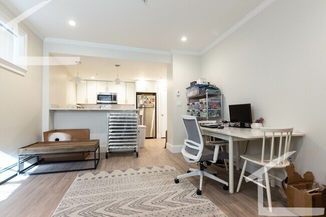 Foto del edificio - Large recently renovated 1 bed unit near the Green Line.