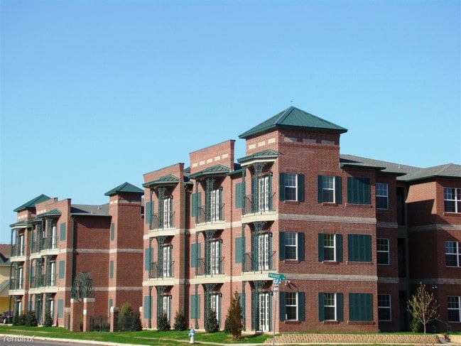 Building Photo - 417 S Locust St