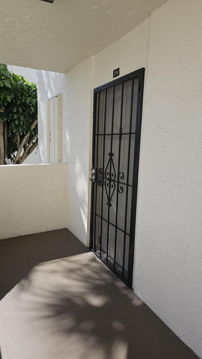 Building Photo - 3138 Via Poinciana