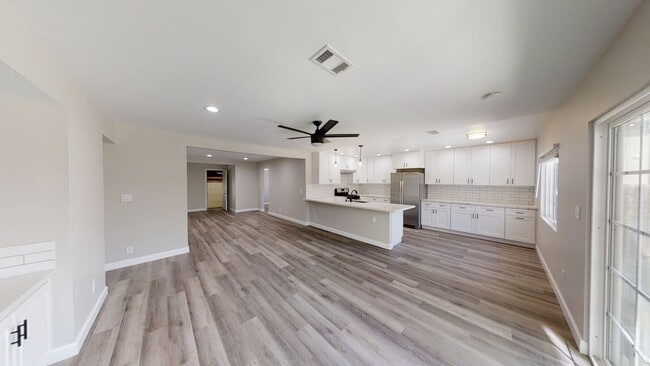 Building Photo - Newly Renovated (2022)! Amazing Location!