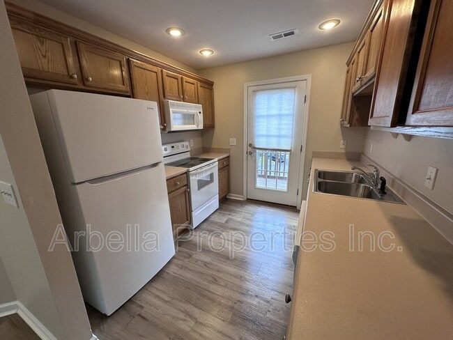 Building Photo - 1303 Kensington Pl