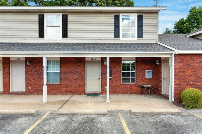 Building Photo - 1206 N Iron Horse Dr