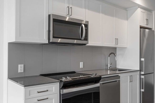 Building Photo - 681 Yonge St