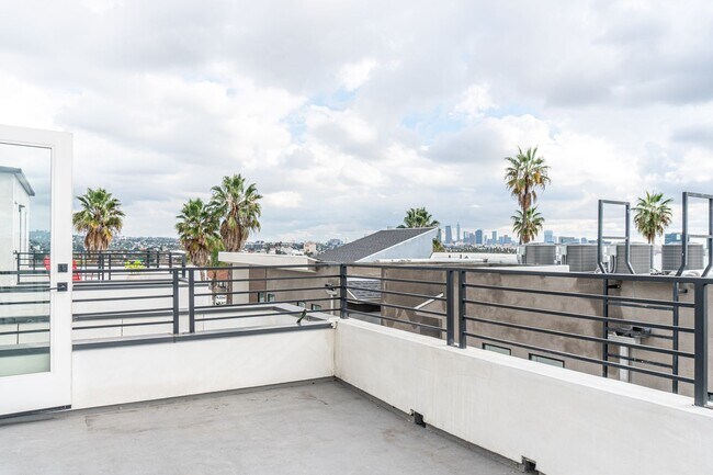 Foto del edificio - Beautiful Spacious Modern 3 Bedroom Townhome Available Now! - ONE MONTH FREE