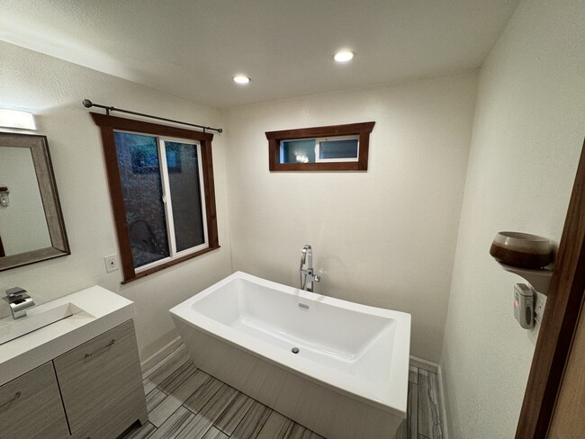 View of full size bath tub - 17423 Neeley Rd