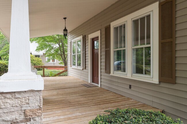Foto del edificio - Siler City Charmer! Fenced in yard and mov...