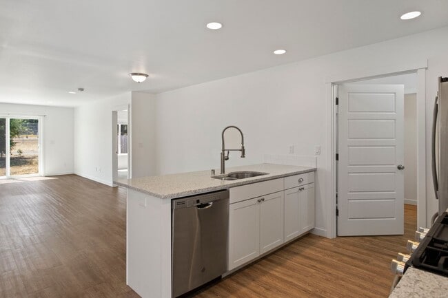 Building Photo - 4 Bed 2.5 Bath - Townhome - Hillcrest - NAS Whidbey