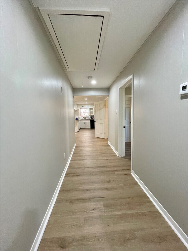 Building Photo - 817 N Valderas St