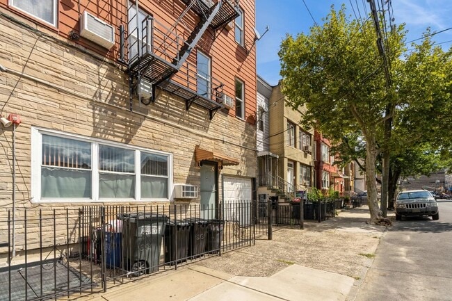 Building Photo - 40 Beacon Ave