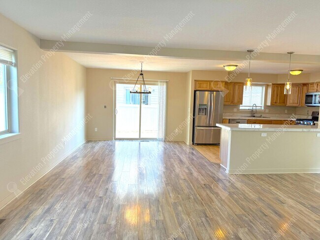 Foto del edificio - 3 BR home with fenced yard