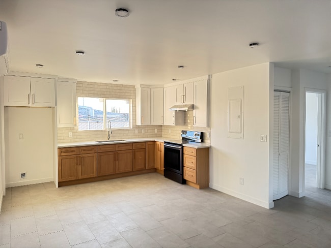 Building Photo - 889 W 8th St