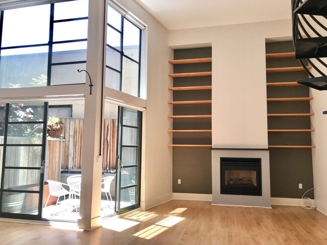 Building Photo - Sunny 2-level 1BR/1.5BA Condo Loft, Parkin...