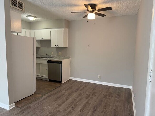 Foto del edificio - Renovated Cute & Affordable 1 Bedroom in M...