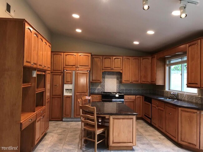 Building Photo - 4 br, 2 bath House - 1563 Feather Ave 1