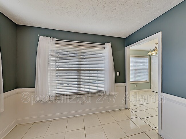 Building Photo - 1705 Queen Victoria Ct