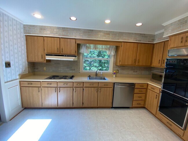 Building Photo - Welcome to your home in Chesopeian Colony,...