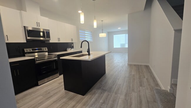 Building Photo - 438 Carringvue Grove NW