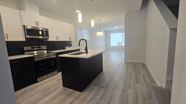 Photo du bâtiment - 438 Carringvue Grove NW