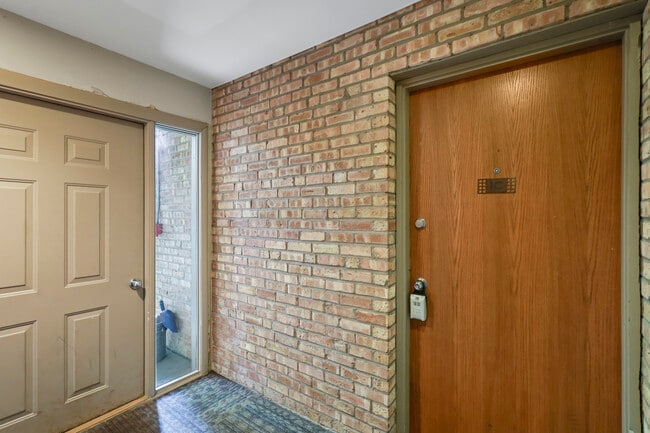 Building Photo - 6018 E Lake Dr
