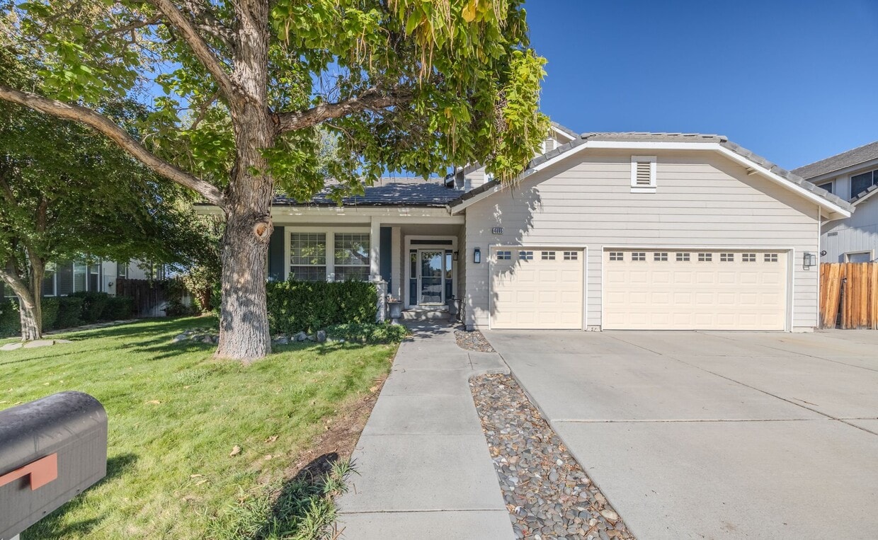 Foto principal - COMING SOON! Welcome to this stunning 4-be...