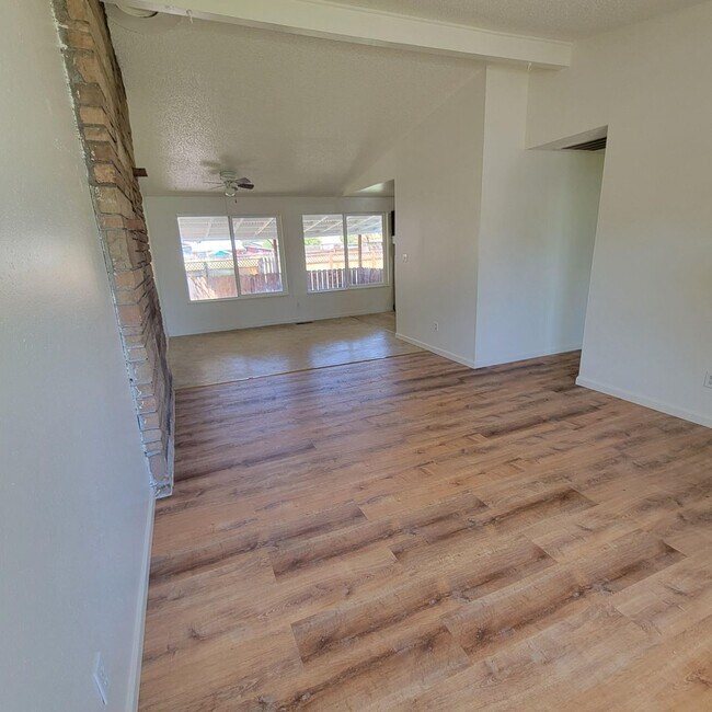 Foto del edificio - 4240 Myrtlewood Dr