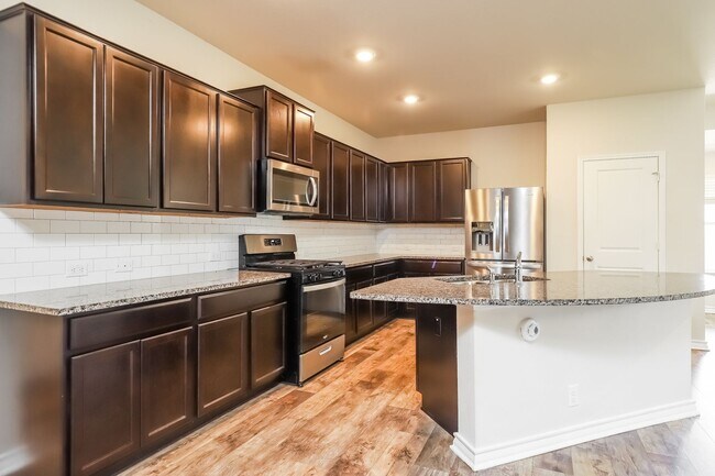 Foto del edificio - First time rental-4 Bedrooms- 11 miles fro...