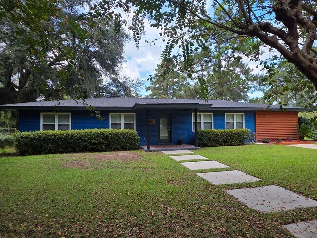 Building Photo - 145 Lewis Dr
