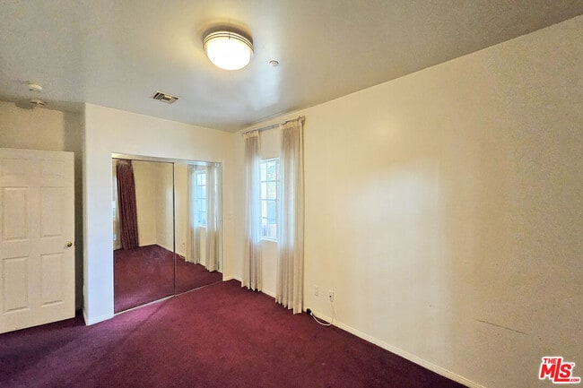 Foto del edificio - 302 N Griffith Park Dr