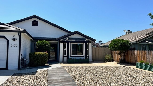 Building Photo - 2170 Cerra Vista Dr