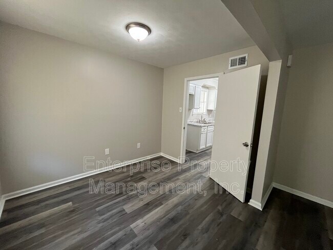 Foto del edificio - 1343 Dove St